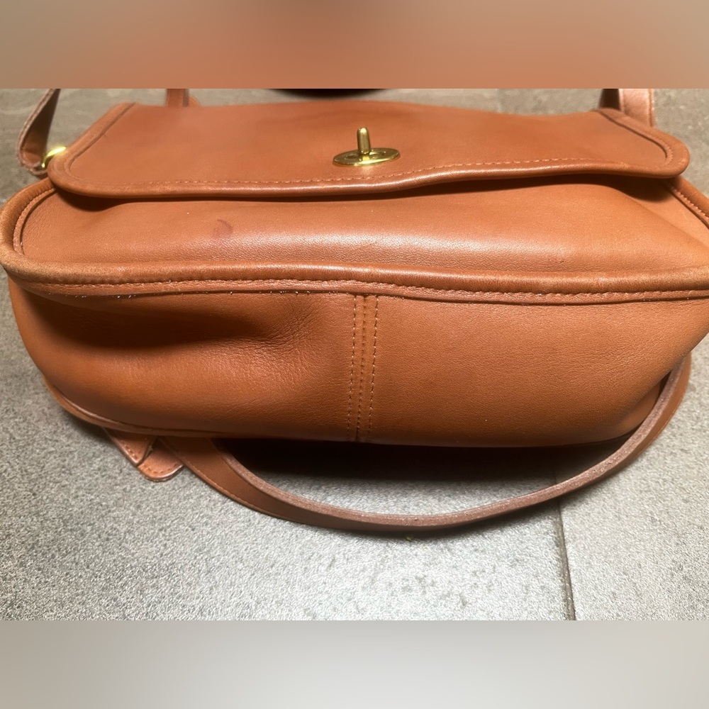 Vintage COACH City Bag in British Tan with Turn Lock Shoulder Bag 9790 - Picture 6 of 9